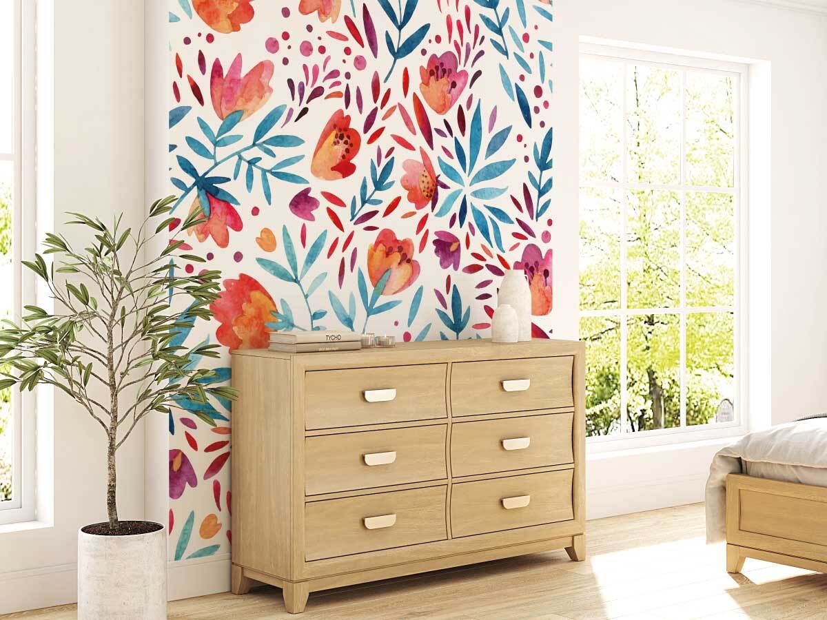 commode dans une chambre décorée avec un papier peint panoramique aux motifs de fleurs de pavot bleu et rose
