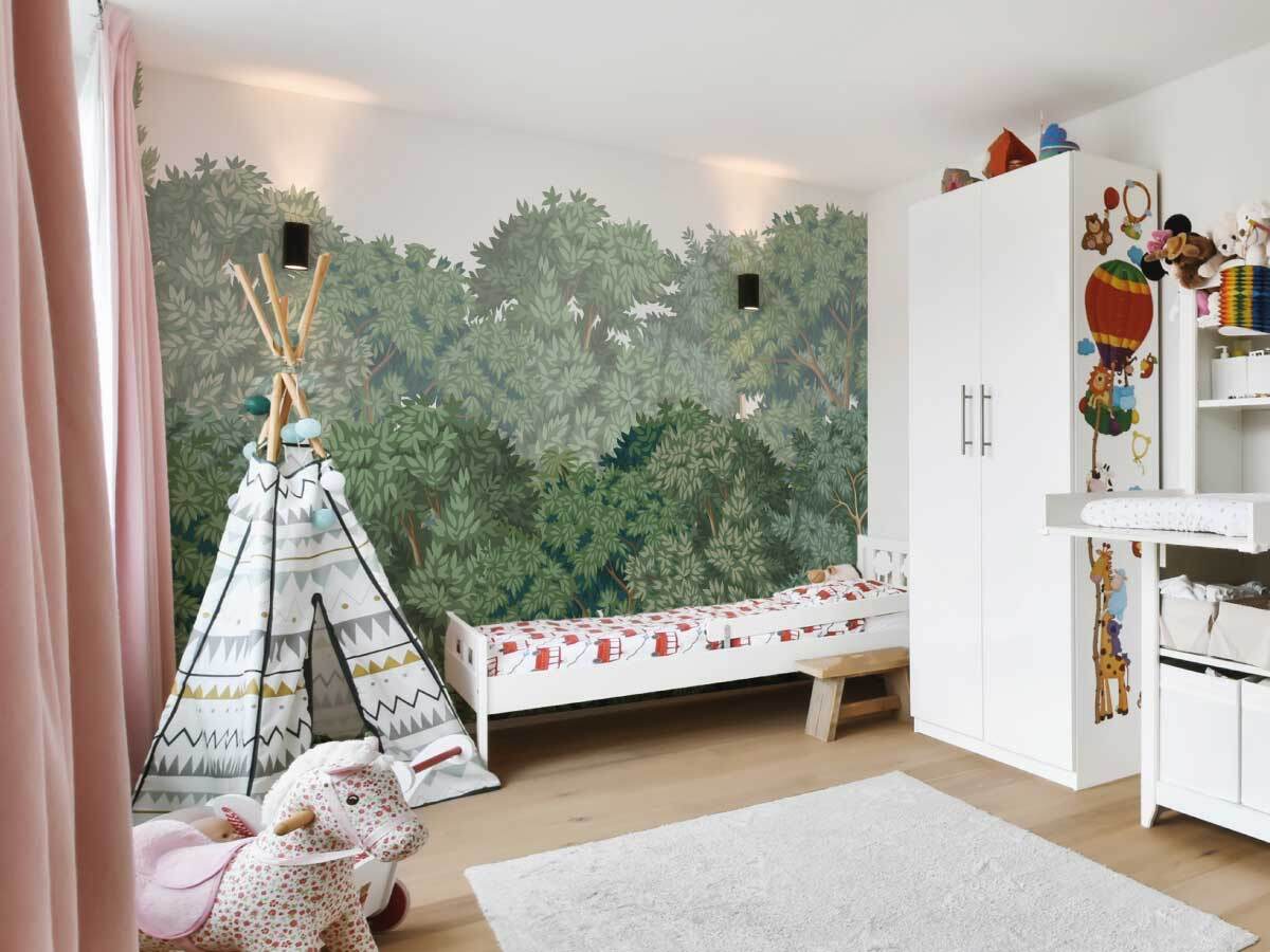 Papier peint jolie foret, represente dans une chambre enfant avec des décos roses